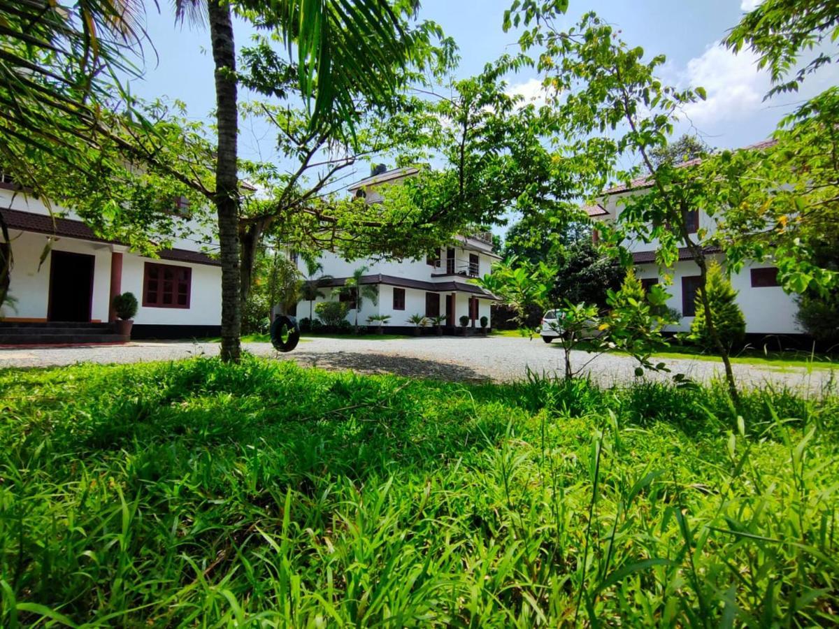 Three Roots Holiday Home Resort สุลต่านบาเทรี ภายนอก รูปภาพ