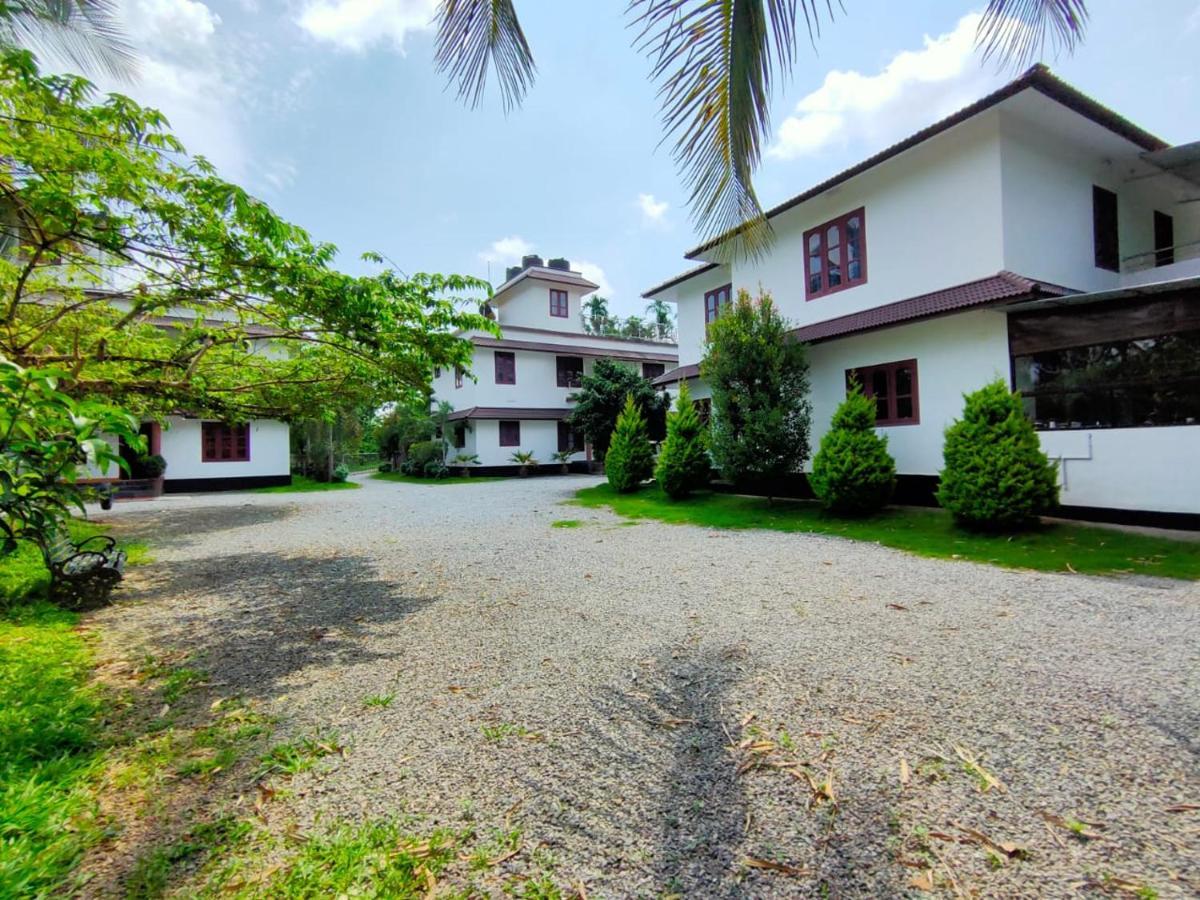 Three Roots Holiday Home Resort สุลต่านบาเทรี ภายนอก รูปภาพ