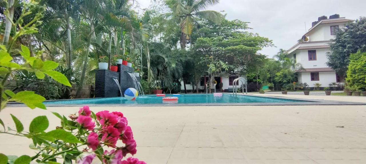 Three Roots Holiday Home Resort สุลต่านบาเทรี ภายนอก รูปภาพ