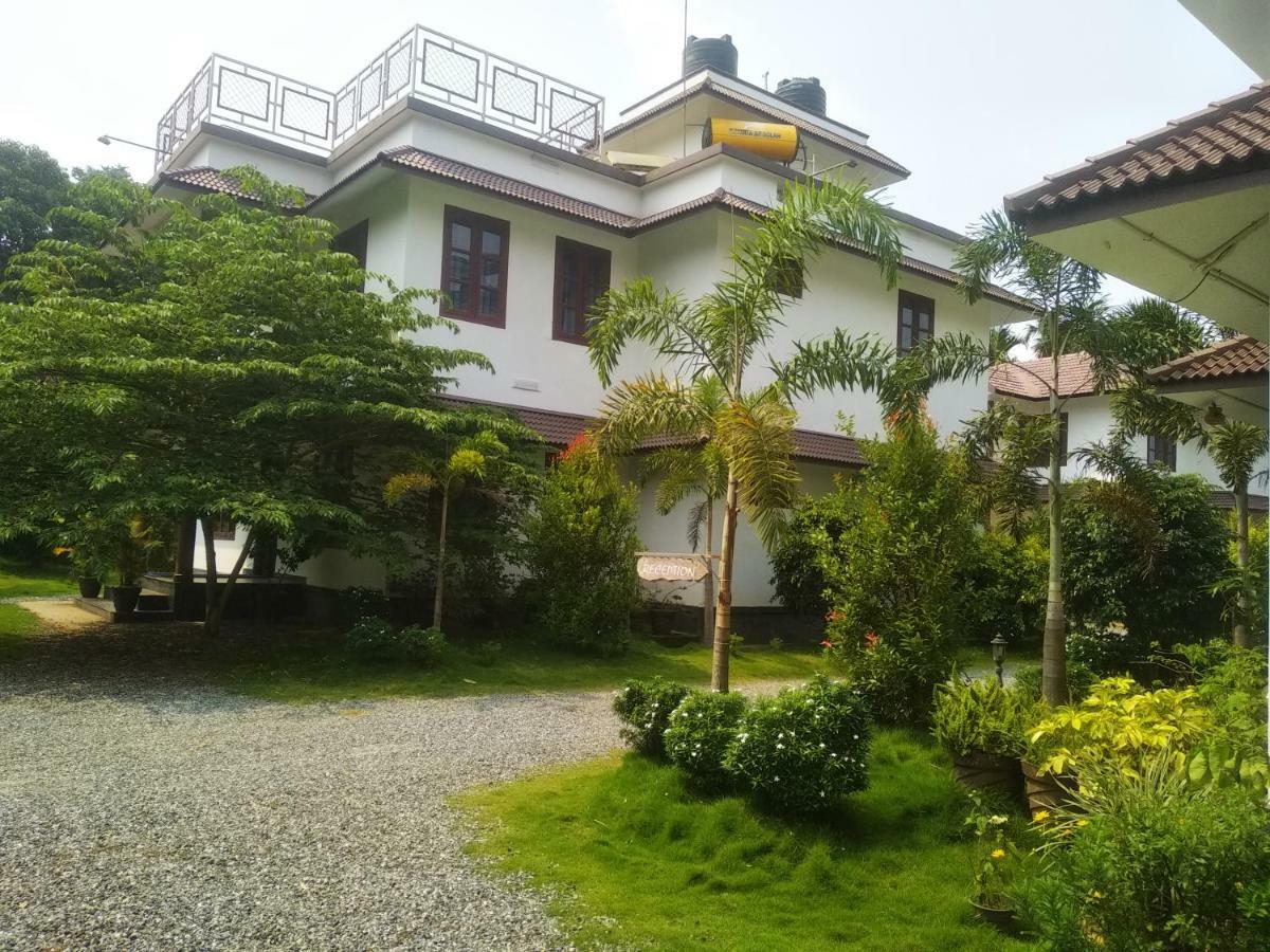 Three Roots Holiday Home Resort สุลต่านบาเทรี ภายนอก รูปภาพ